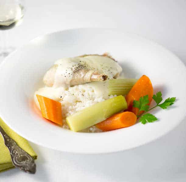 Poule en sauce suprême, légumes et riz délicieux