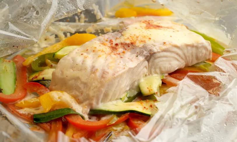 Papillote de saumon sauvage, petits légumes au Cantal jeune