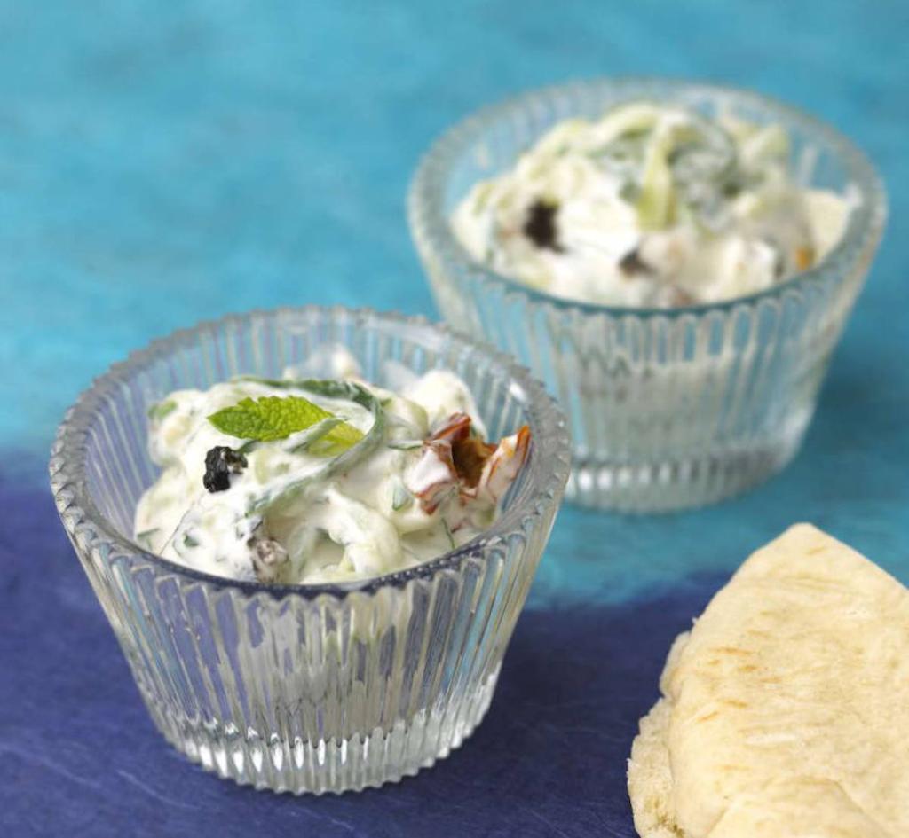 Verrine de concombre, olives et tomates confites