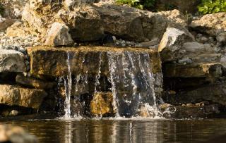 ruisseau-cascade-jardin-pente-butte ruisseau cascade jardin pente butte
