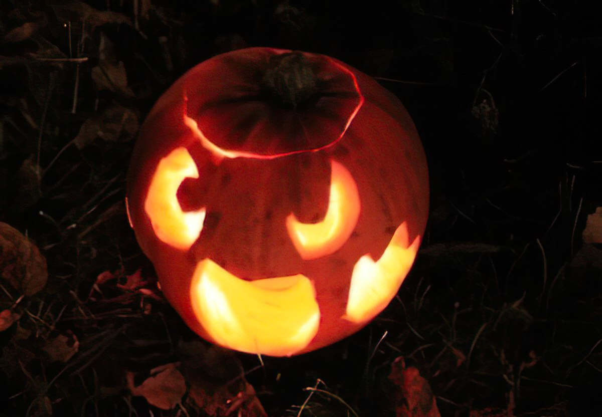 faire-un-citrouille-halloween-soi-meme-avec-bougie Jack O’Lantern : bougie placée à l’intérieur de la citrouille