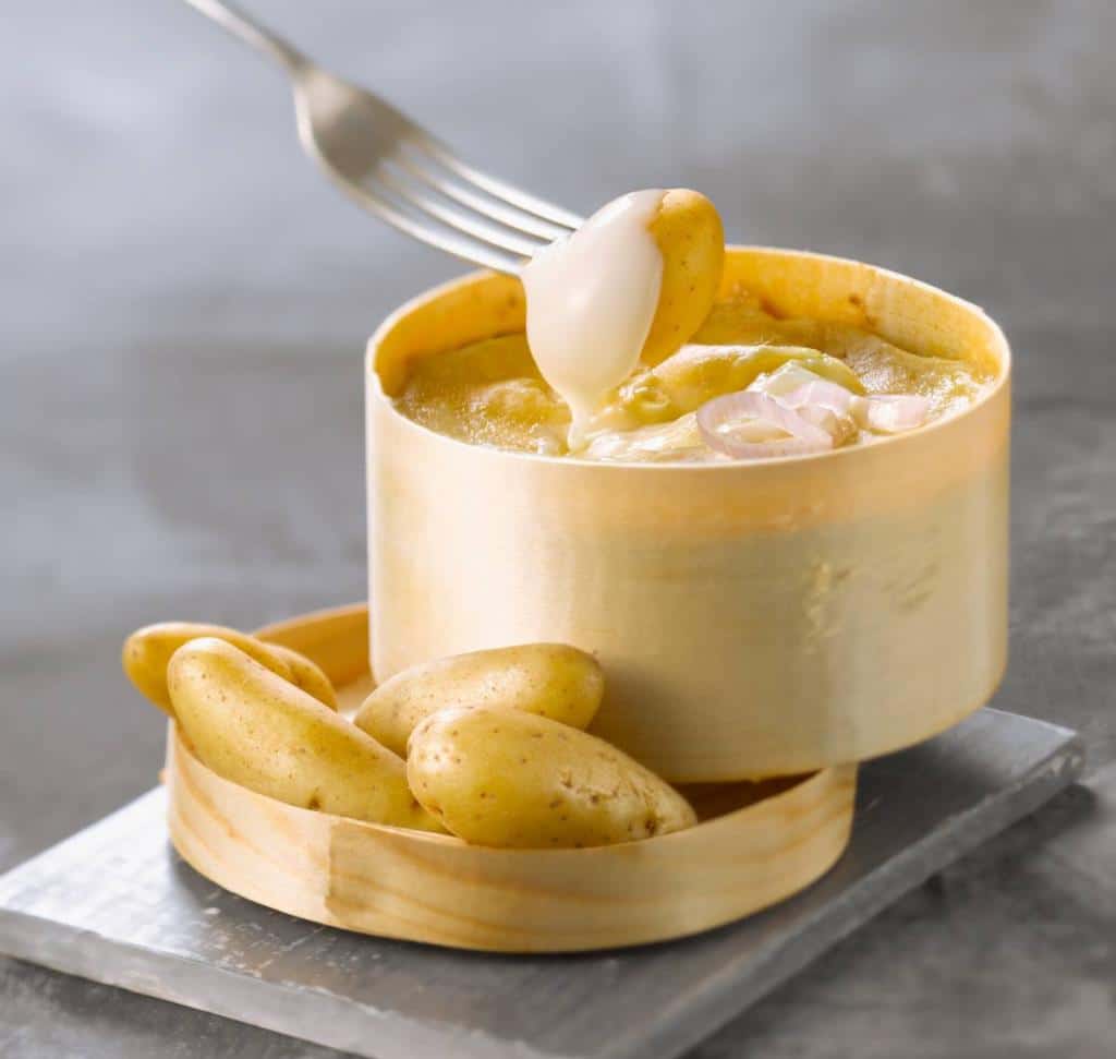Pomme de terre et Mont d'or au four