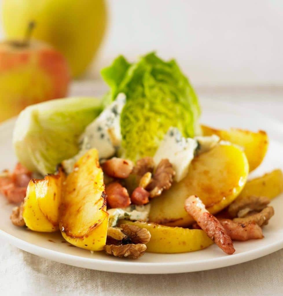 Salade-aux-pommes-poelees-Roquefort-et-lardons