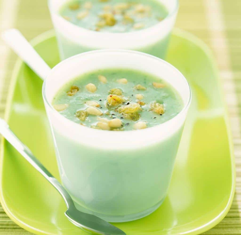 Soupe de concombre aux pignons