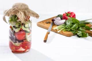 Préparation de conserves de légumes frais