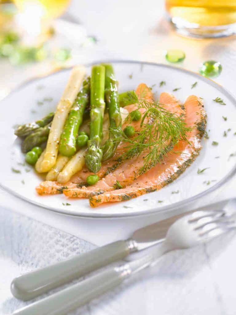 recette-de-Saumon-marine-aneth-asperges