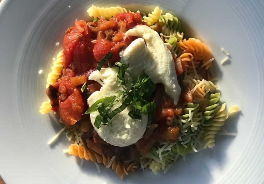 Pâtes aux aubergines, tomates, basilic et mozzarella