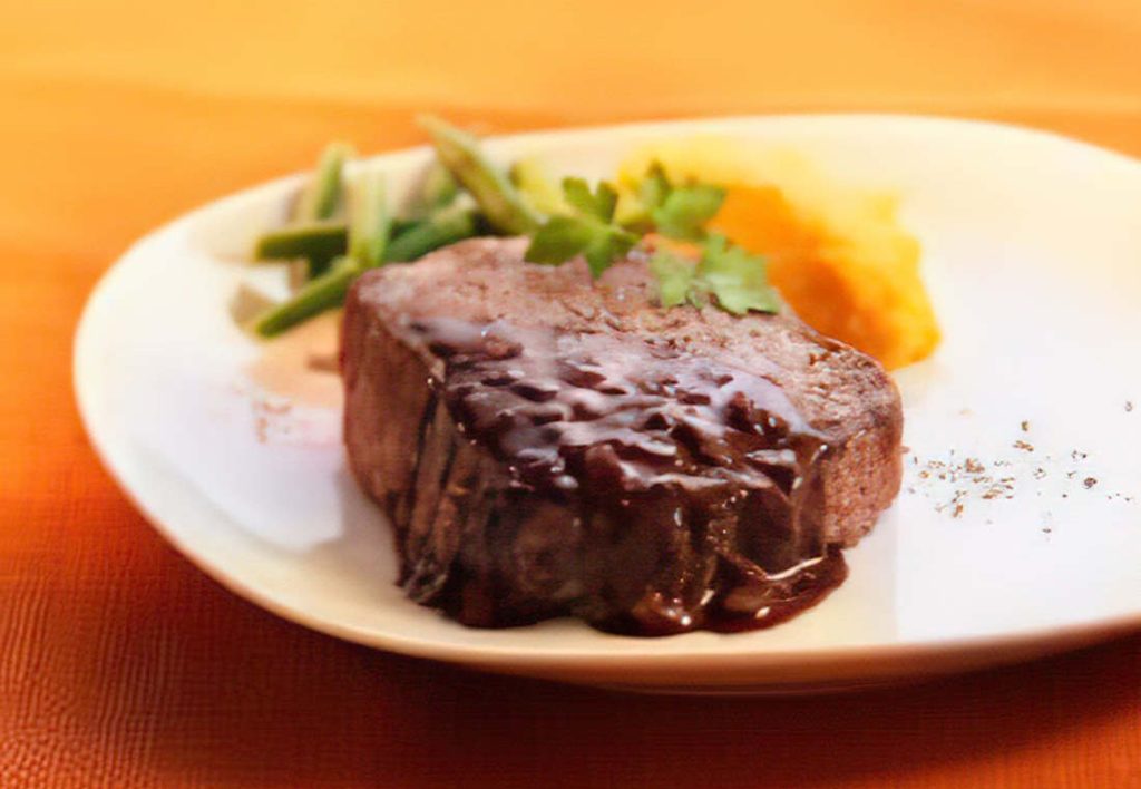 Recette de Pave de boeuf sauce au chocolat et vin rouge
