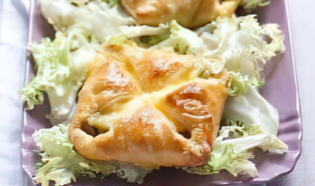 Feuilletés poireaux et saint-marcellin, oignons caramélisés au vinaigre balsamique