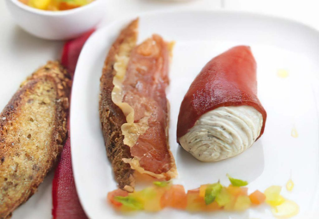 Piquillos farcis au Tartare Poivre & Fines Herbes, vierge de tomate