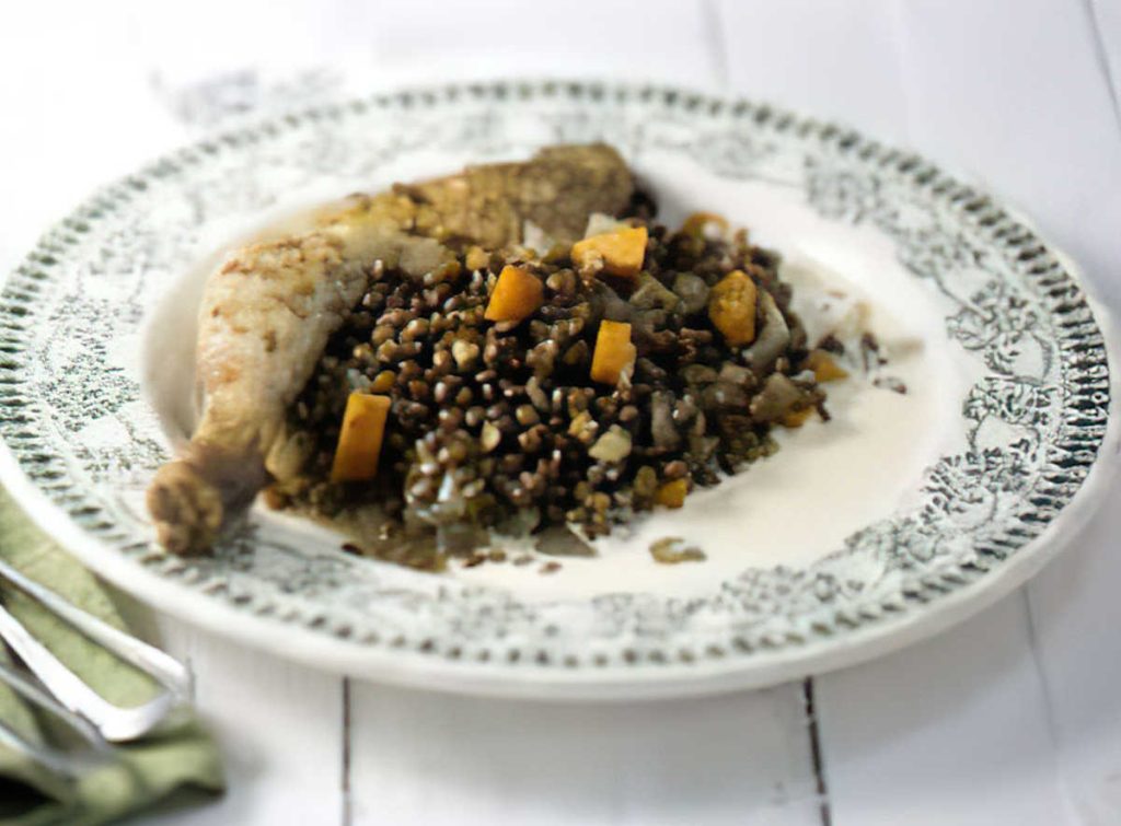 Cuisses de pintade aux lentilles, crème de lard fumé