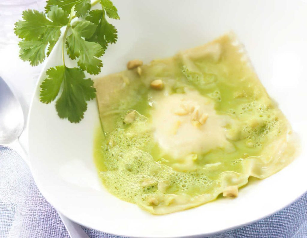 Raviole de Tartare Oignon rouge, Coriandre, bouillon vert