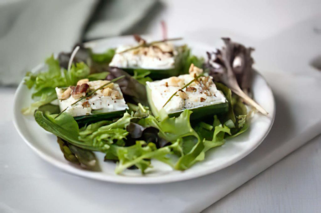 Concombre farci au fromage frais et noisettes grillées